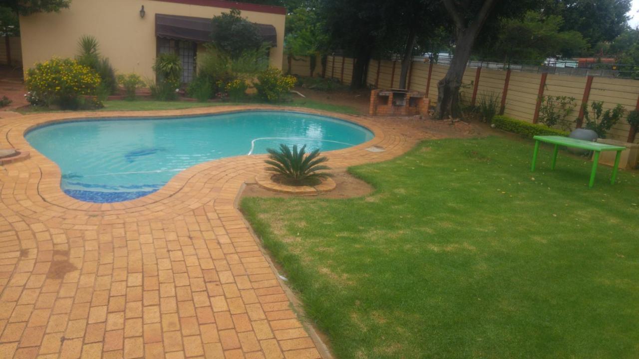 Maple Guest House Pretoria-Noord Exterior foto